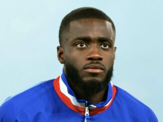 Homme en veste bleue avec col tricolore.
