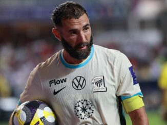 Joueur de football tenant le ballon.
