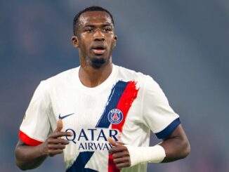 Joueur de football en maillot du PSG sur le terrain.