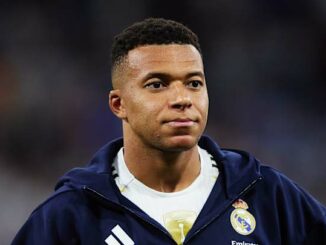 Joueur de football avec veste du Real Madrid.