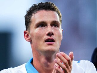 Homme applaudissant, vêtement sportif, portrait.