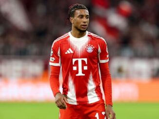 Joueur en maillot du Bayern Munich sur le terrain.