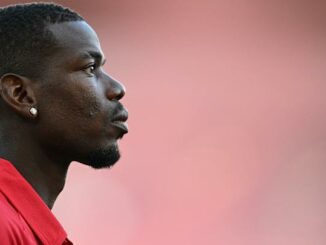 Homme en polo rouge, visage de profil.