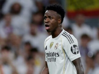 Joueur de football en maillot blanc sur le terrain.