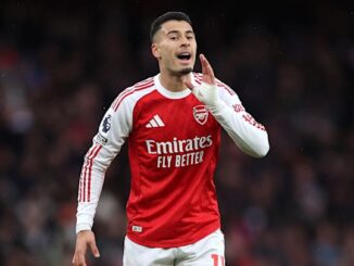 Joueur de football d'Arsenal sur le terrain.