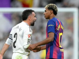 Deux joueurs discutent pendant un match de football.