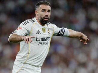Joueur de football en action sur le terrain.