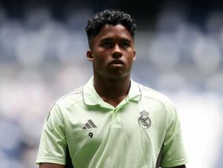 Joueur de football avec maillot blanc du Real Madrid.
