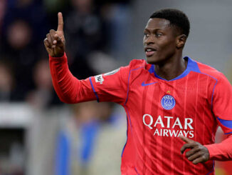 Joueur de football en maillot rouge sur le terrain.