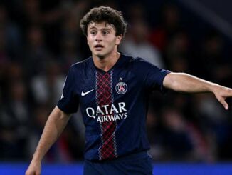 Footballeur en action avec maillot du PSG.