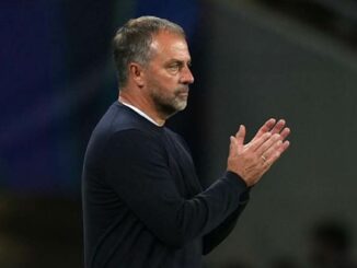 Homme applaudit lors d'un événement sportif.