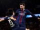Joueurs de football célébrant un but