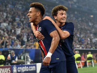 Joueurs du PSG célébrant un but sur le terrain.
