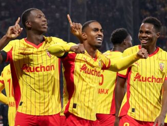 Joueurs de football célébrant un but, maillots jaunes.