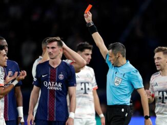 Arbitre montre un carton rouge au joueur.