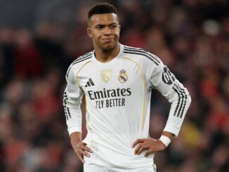 Joueur de football en uniforme blanc.