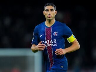 Joueur de football avec maillot PSG en action.