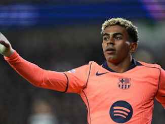Joueur de football en action sur le terrain.