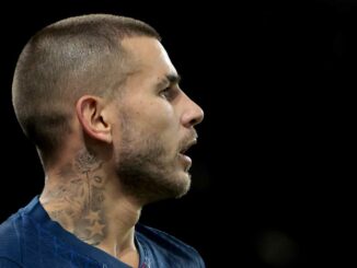 Homme avec tatouage typique sur le cou.
