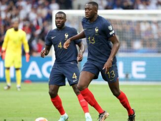 Joueurs de football français en match international.