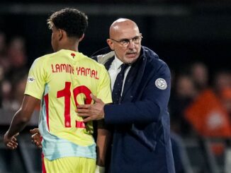 Entraîneur parle avec un joueur de football.