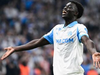 Joueur de football heureux, bras ouverts, maillot Marseille.