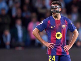 Joueur de football avec masque et maillot FC Barcelone.