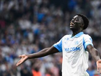 Joueur de football célébrant sur le terrain.