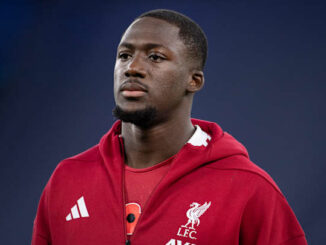 Joueur de football en maillot rouge de LFC.
