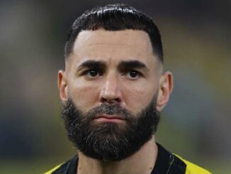 Homme barbu en maillot jaune et noir
