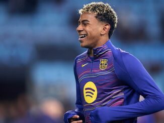 Footballeur souriant en tenue d'entraînement.