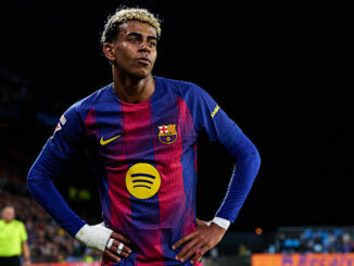Joueur de football en tenue Barcelona sur le terrain.