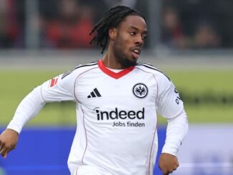 Joueur de football en action sur le terrain.