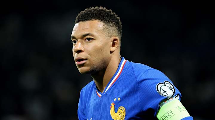 Joueur de football en tenue de l’équipe de France.