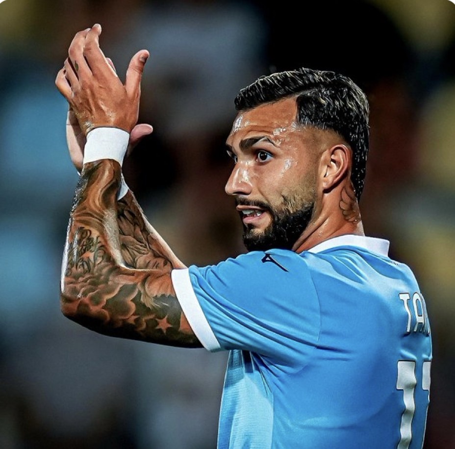 Joueur de football applaudissant sur le terrain.