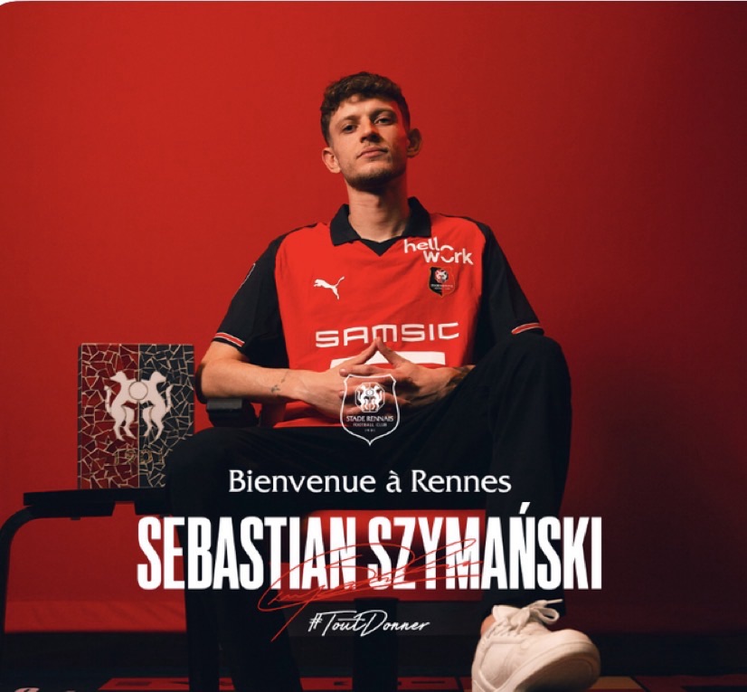 Footballeur assis, maillot Rennes, texte Bienvenue à Rennes.