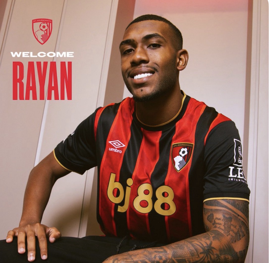 Joueur avec maillot rouge et noir AFC Bournemouth.
