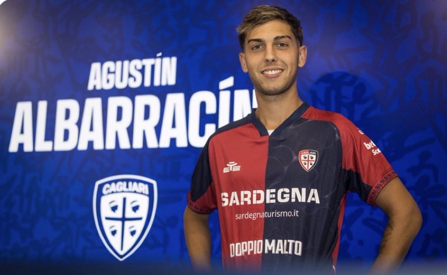 Joueur de football avec maillot du Cagliari.