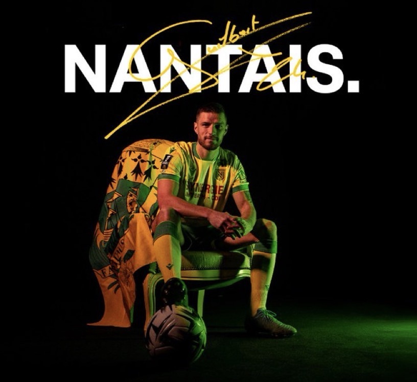 Joueur du FC Nantes assis sur un fauteuil.