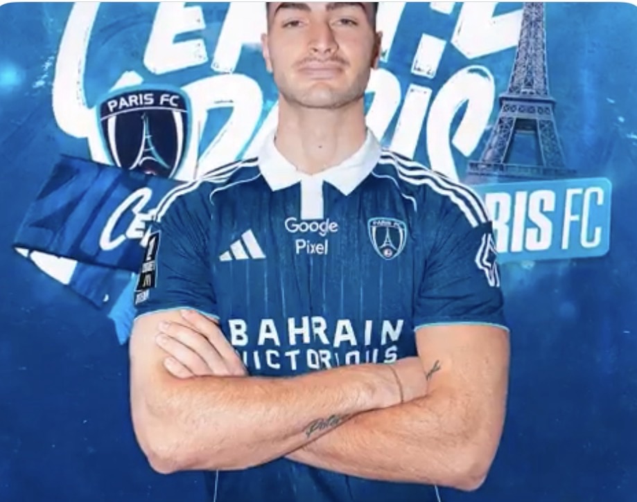 Joueur du Paris FC en maillot bleu.