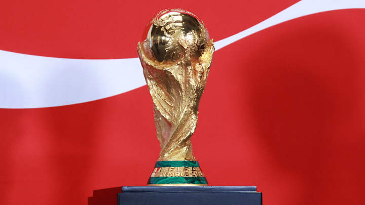 Trophée de la Coupe du Monde sur fond rouge