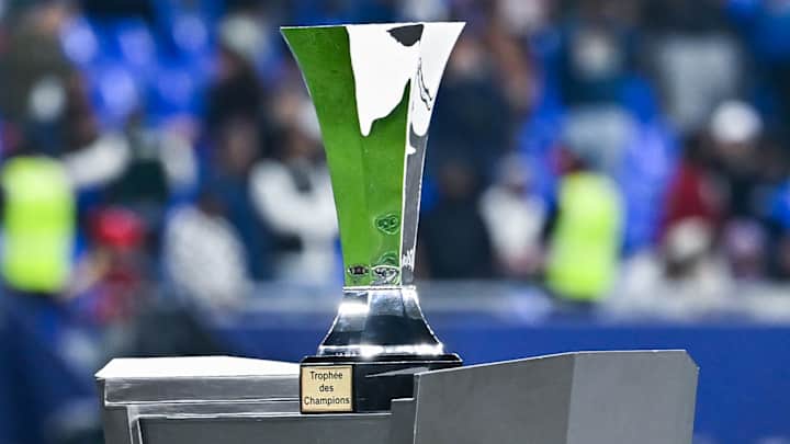 Trophée des Champions sur socle au stade