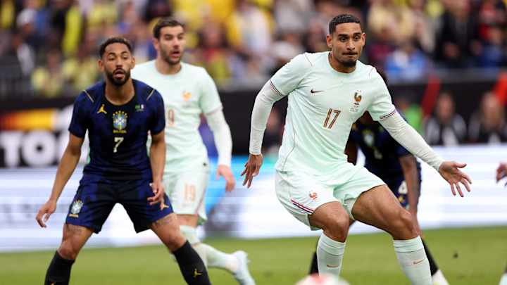 Joueur français contrôle ballon pendant match international