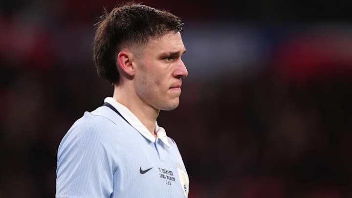 Footballeur en maillot bleu, profil sur terrain