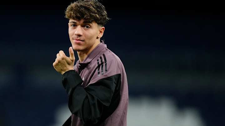 Jeune footballeur en tenue d’entraînement sur le terrain