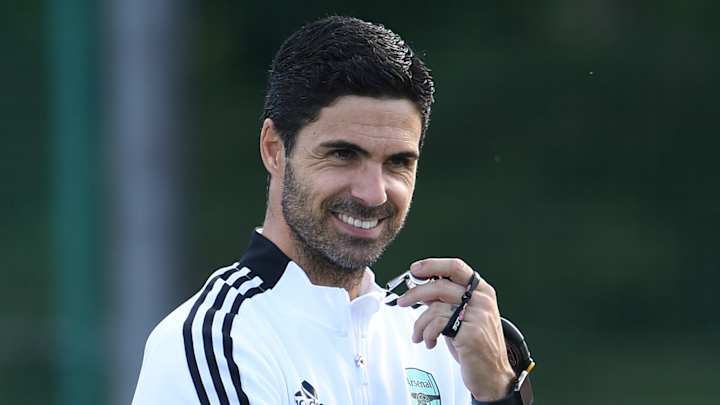 Entraîneur de football souriant tenant un sifflet