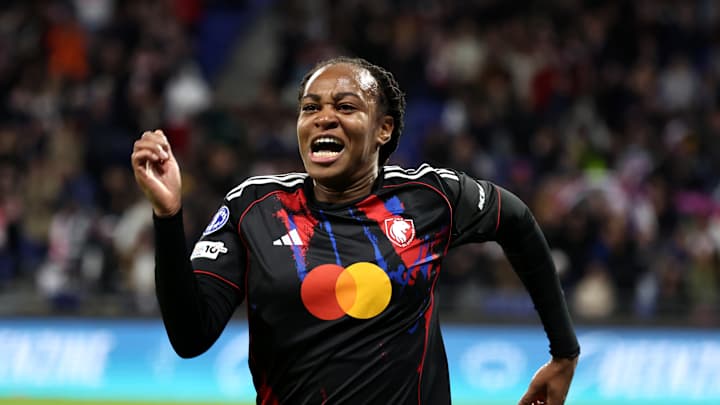 Footballeuse célébrant un but en maillot noir