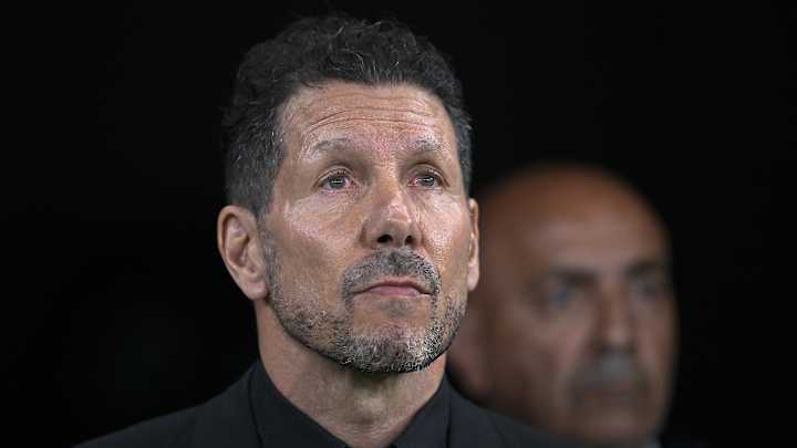 Portrait d’un homme sérieux en costume sombre