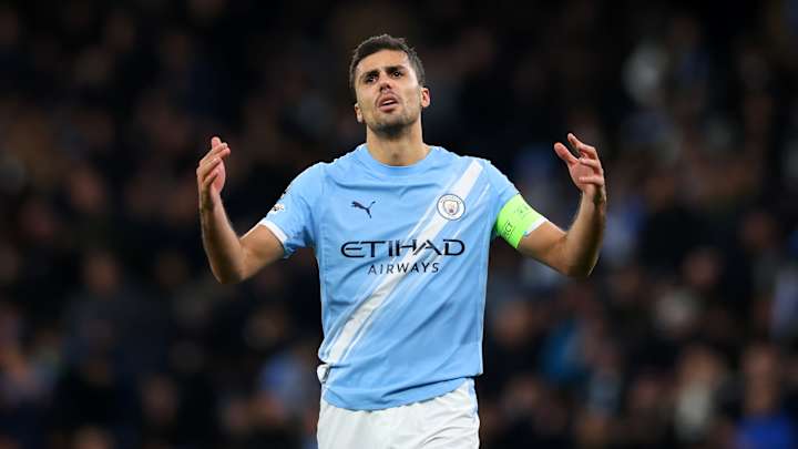 Footballeur de Manchester City levant les bras