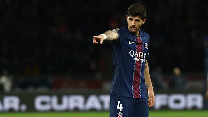 Joueur du PSG pointant sur le terrain
